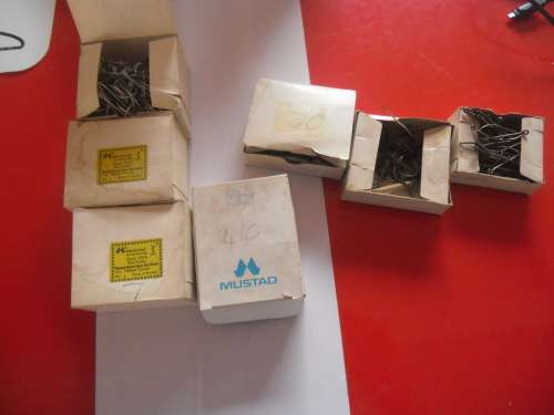 APPROXIMATELY 600 FISHING HOOKS (NEVER BEEN USED).